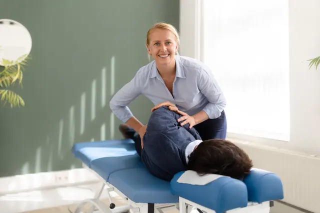 Chiropractor onderzoekt een cliënt tijdens de intake bij TOPCHIRO Amsterdam